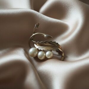 VTG GoldTone Faux pearl flower Brooch Stunning Elegant Class